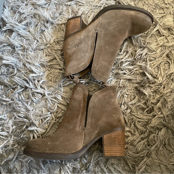 NWOT Bos & Co Belfield Gray Leather Suede Slip On Ankle Heel Boots Sz 39w Green - Picture 1 of 6